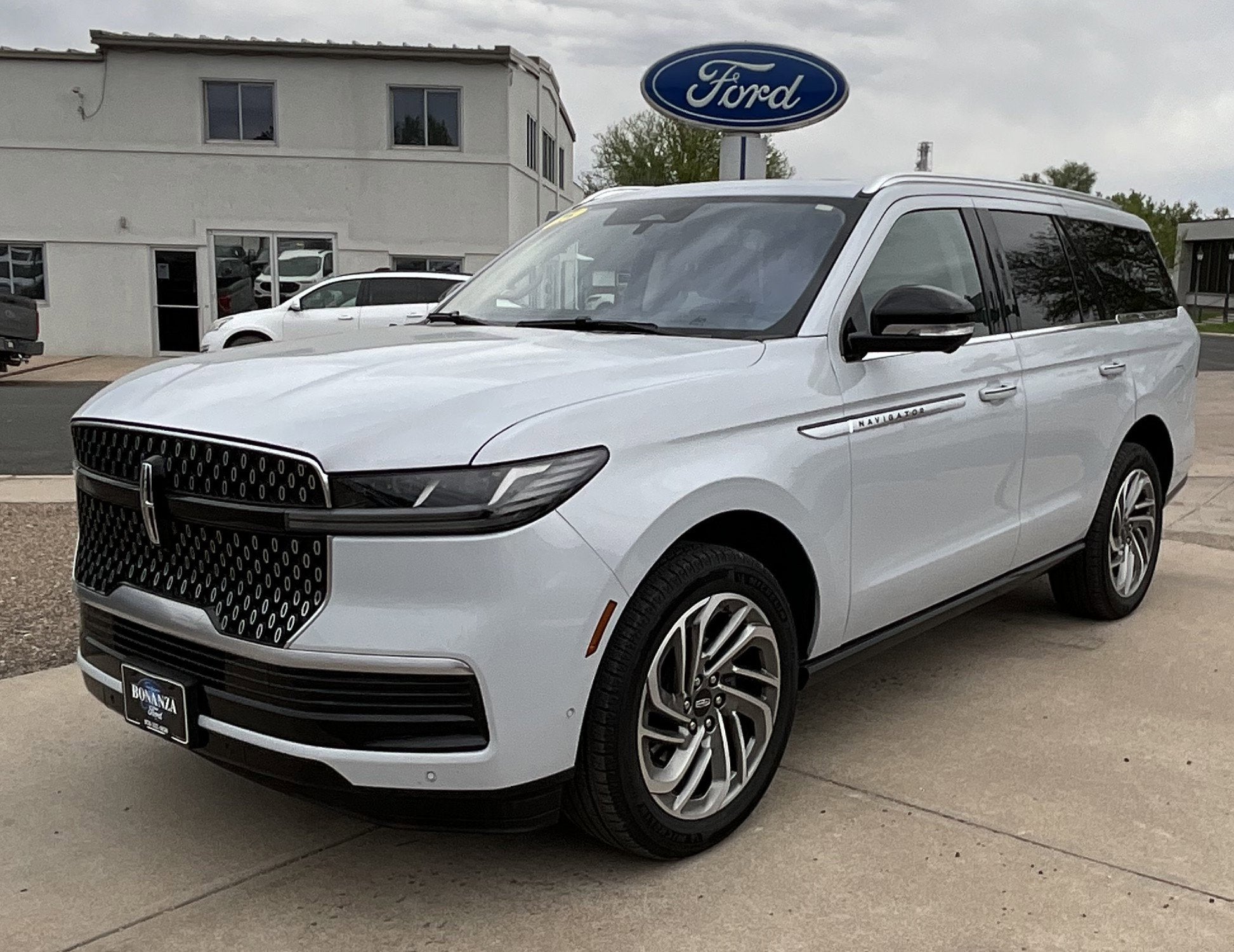 2025 Lincoln Navigator Reserve in Crystal White Metallic Clearcoat — front three-quarter view